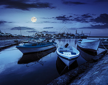 夜间在索佐波尔港捕鱼渔船图片