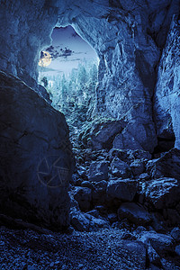 夜晚在罗马山上由河流雕刻的鲸目动物洞穴石头地球行星旅行荒野森林入口月亮比霍尔石灰石图片