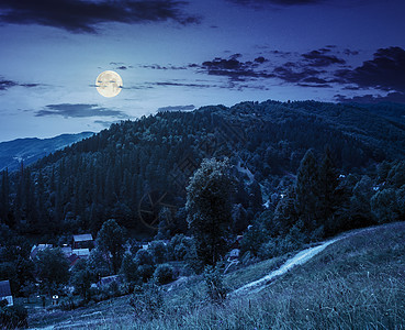 夜间高山高山的农村夏季风景图片