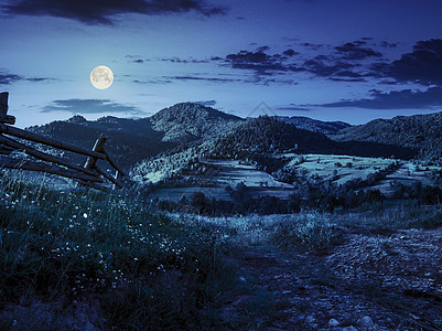 夜间在山坡的草地上用木栅栏爬坡场地天气农村薄雾边界地球森林环境村庄图片