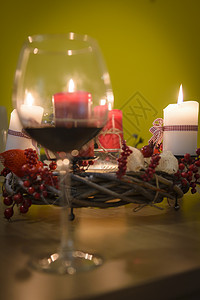 圣诞节用蜡烛装饰餐桌图片