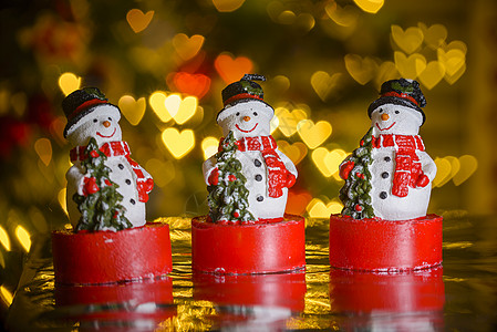 手绘圣诞老人三个圣诞雪人和心形灯庆典薄片装饰品季节性背景玻璃魔法气泡季节假期背景