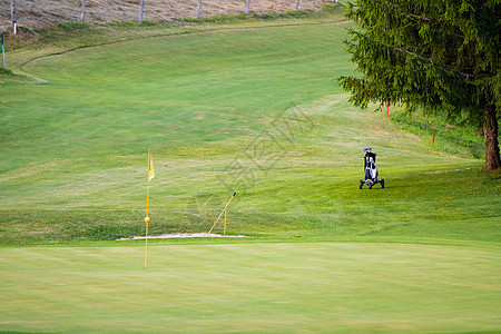 高尔夫高尔夫球场 一个旗杆和电车在高速公路上图片