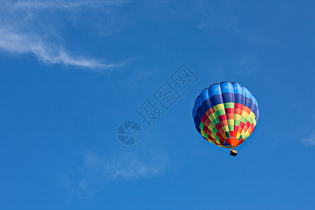 飞行中的多彩热空气气球图片