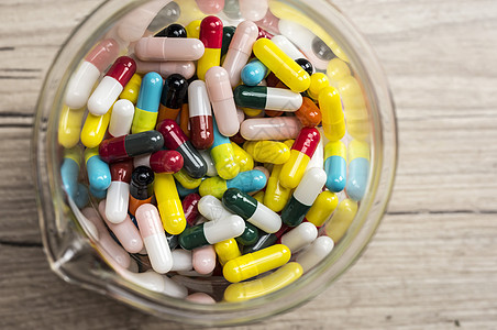 玻璃杯中的五颜六色的药丸药物治疗卫生药店团体器皿剂量科学治愈生物学图片