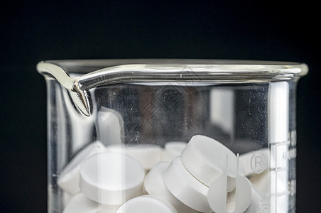 在 beake 中的白色药片剂量烧瓶科学生物学药剂药物瓶子卫生健康治愈图片