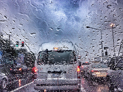 雨天挡风玻璃交通仍停留在雨天背景