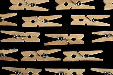 黑色背景的木制衣针头组宏观框架绑定夹子木头国家小路团体衣夹程序图片