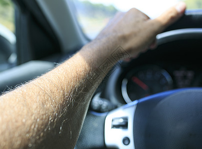 人手驾驶他的汽车卫星座位男人男性旅行成人速度学习齿轮安全图片
