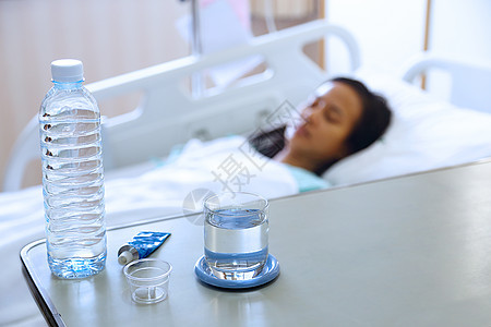 病人在床上用药和水睡着时被冷冻地抓住温度小憩药品疼痛流感女孩卫生保健发烧毯子图片