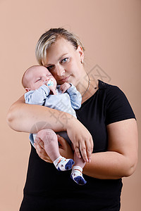 爱的母亲拥抱她的孩子妈妈生活母性童年男生奶嘴新生男性家庭婴儿图片