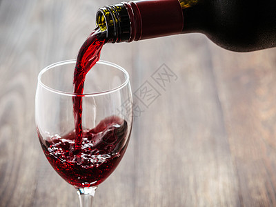 将红酒倒在玻璃杯中的缝合生产食物酒杯派对酒吧酒厂美食酿酒桌子文化图片