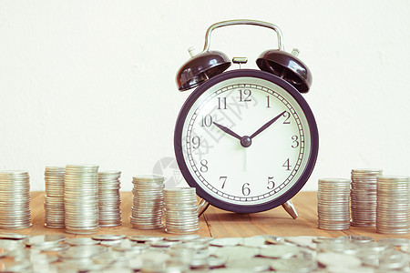 一堆带有黑色闹钟的硬币 用于显示规划货币财务和商业会计概念 时间是带有时钟和硬币的货币概念 赚钱的时间 复古色调经济财富支付价格图片