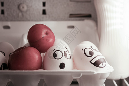 意想不到的印象 在附近的冰箱里鸡蛋图片