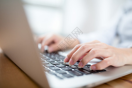 妇女用笔记本电脑键盘手打字图片