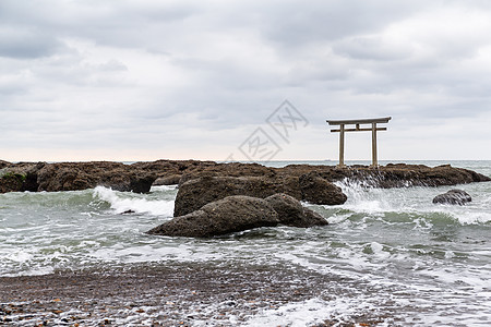 日本的Oarai岛崎神庙环境旅行海浪岩石场景海岸天空橙子海洋观光图片