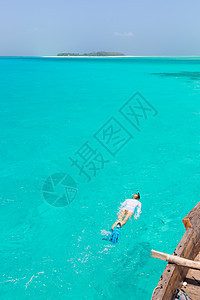 女性在热带环礁湖的浅海中浮游 含绿宝石蓝水风景旅游海滩运动活动蓝色面具门巴呼吸管假期图片