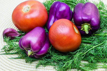 将新鲜生蔬菜放在餐巾纸上 选择包括番茄 绿洋葱 辣椒 大蒜和图片