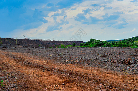 工业采石场的岩山倾弃农村尾矿植被金子地面材料矿业河道岩石贮存图片