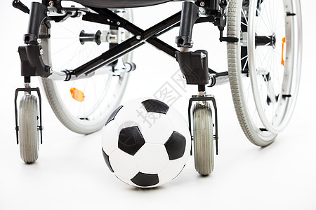残疾人或残疾人轮椅和足球车轮活动疾病机动性六边形医疗卫生保健运输皮革图片
