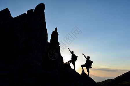 进入尖岩的登山者图片