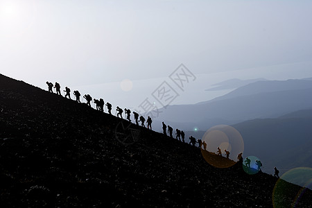 山顶山峰的登山者图片