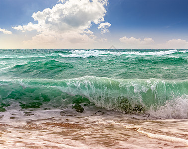 海浪在沙沙滩上大海浪图片