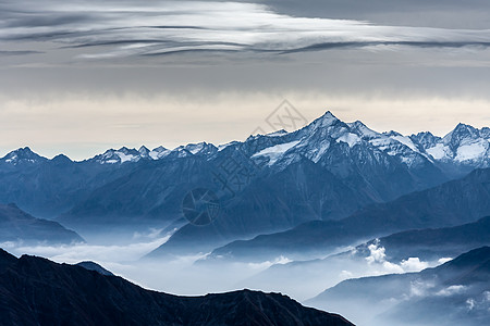 从Mont Blanc Valle dAosta 意大利看山脉地标气候橙子绿色天气崎岖天空山谷环境图片