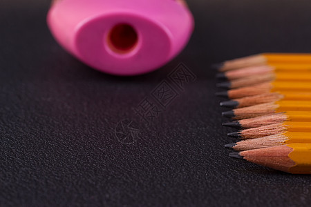 简单的铅笔和一支桃红色铅笔削刀桌子刨花写作办公室石墨卷笔刀教育木头笔记锐化图片