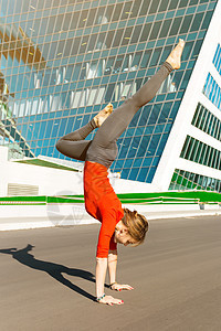 在城市户外做瑜伽的年轻女孩身体体操街道运动员女性冥想姿势女士运动训练图片
