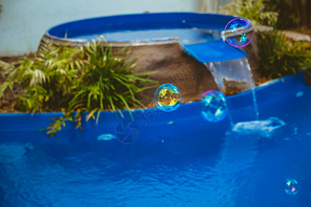 肥皂泡泡在游泳池里反射水池海洋漂浮蓝色气泡流行音乐流动液体圆圈图片