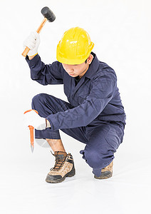 人用白的手握锤子和寒刑机械划痕男性安全帽成人工具头盔建造工艺男人图片