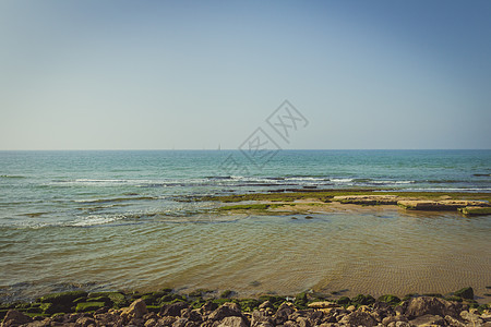 夏季的地中海沿岸地区海岸地平线天空旅游晴天海岸线石头海滩岩石假期海藻图片