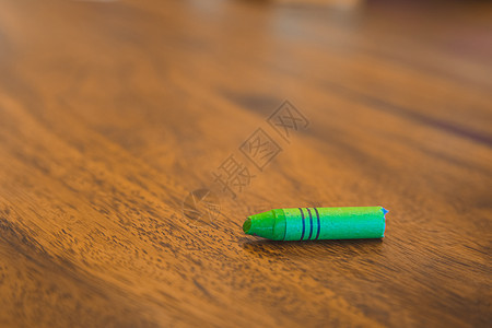 棕色木制桌子上的绿色面糊蜡笔铅笔教育学习孩子们课堂创造力工具学校幼儿园素描图片
