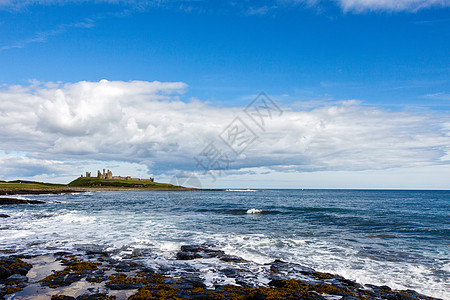 城堡的景象泡沫海滩石头波浪海岸支撑露头废墟建筑学地标图片