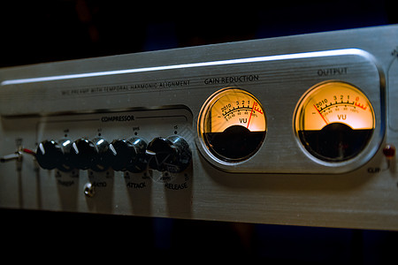 音频混音器平衡器 与许多按钮和记录中的微米平准体积调音台均衡器收音机架子齿轮处理器压缩机乐器控制板图片