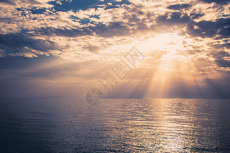 海面上美丽的日落紫色天空蓝色海浪天堂太阳旅行假期海洋天气图片