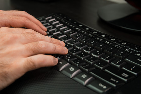 用希伯来语和英语字母在键盘打字的人互联网行动手指冲浪技术成人教育商业按钮写作图片