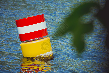 黄红色和白色钢白钢的浮标浮标信号救援边界灯塔海景海岸线海浪航行危险海洋图片