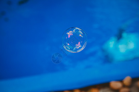 肥皂泡泡在游泳池里气泡流动流行音乐反射海洋液体花园水池漂浮圆圈图片