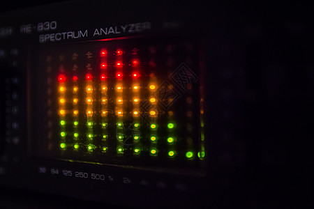 音频系统中的图形等化符控制板放大器频率电脑界面矩阵金属工作室分贝光谱图片