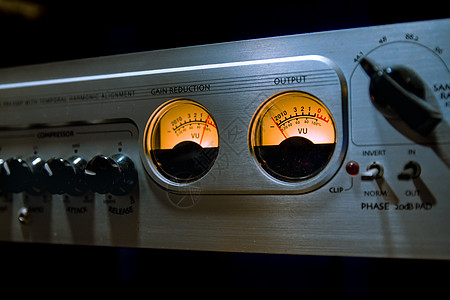 音频混音器平衡器 与许多按钮和记录中的微米平准技术生产混合器立体声录音机收音机体积处理器放大器齿轮图片
