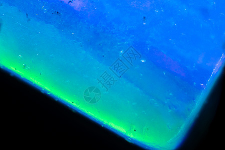 显微镜下的蓝宝石奢华岩石石英珠宝强光水晶材料玻璃矿物宏观图片