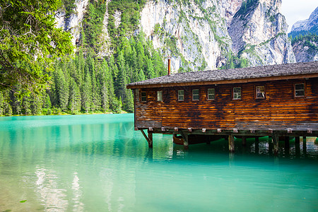 意大利多洛米提地区布赖斯湖地标公园旅行树木小木屋游客顶峰全景高山岩石图片