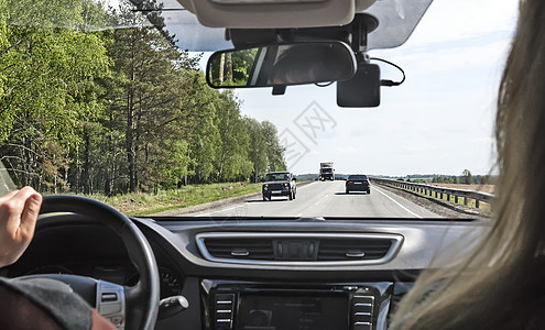 从车窗的高速公路上看到季节车轮树木驾驶速度道路汽车标记运动天空图片