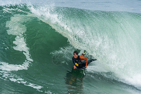 机体板手在行动冲浪者海洋男性冲浪寄宿生闲暇海浪速度乐趣木板图片