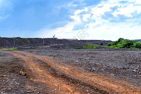 工业采石场的岩山倾弃贮存技术地球石英岩复耕工作衬套尾矿植被生态图片