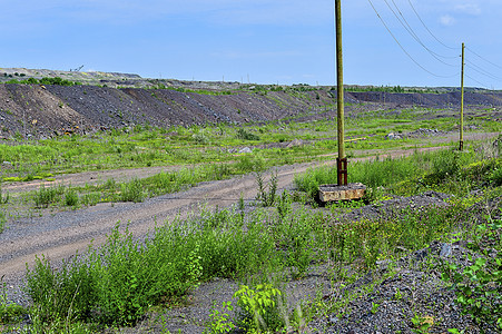 拥有道路和岩石的生产区农村环境金属地球石英岩河道地面石头生态煤炭图片