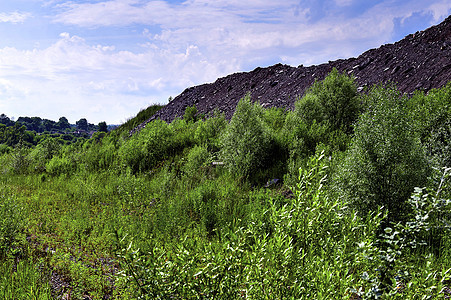拥有道路和岩石的生产区植被工作技术贮存石头尾矿复耕农村地面环境图片