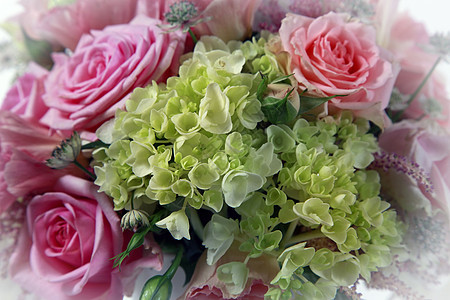 婚礼花束绿色牡丹庆典玫瑰白色花瓣工作室植物花瓶叶子图片